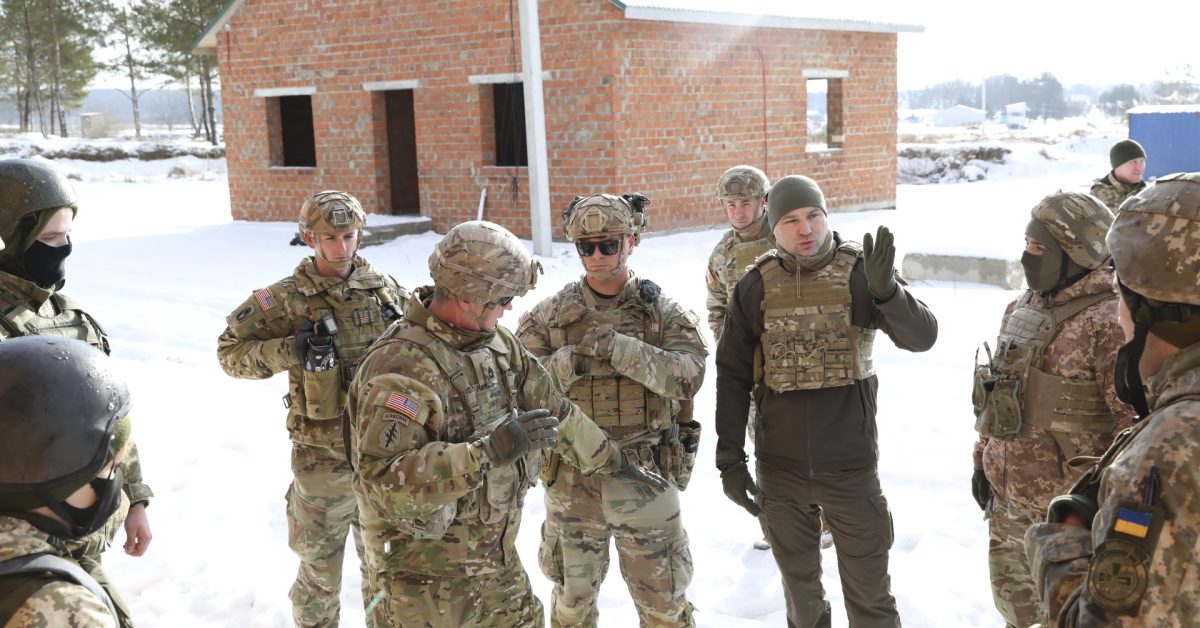 Les États-Unis, le Royaume-Uni et le Canada retirent des instructeurs militaires d’Ukraine par crainte d’une invasion russe sans préavis