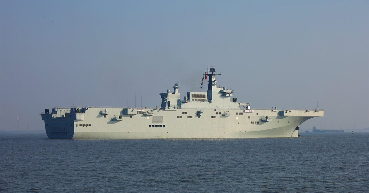 Le deuxième navire d’assaut par hélicoptère de la Chine commence les essais en mer après les sorties du groupe de transporteurs