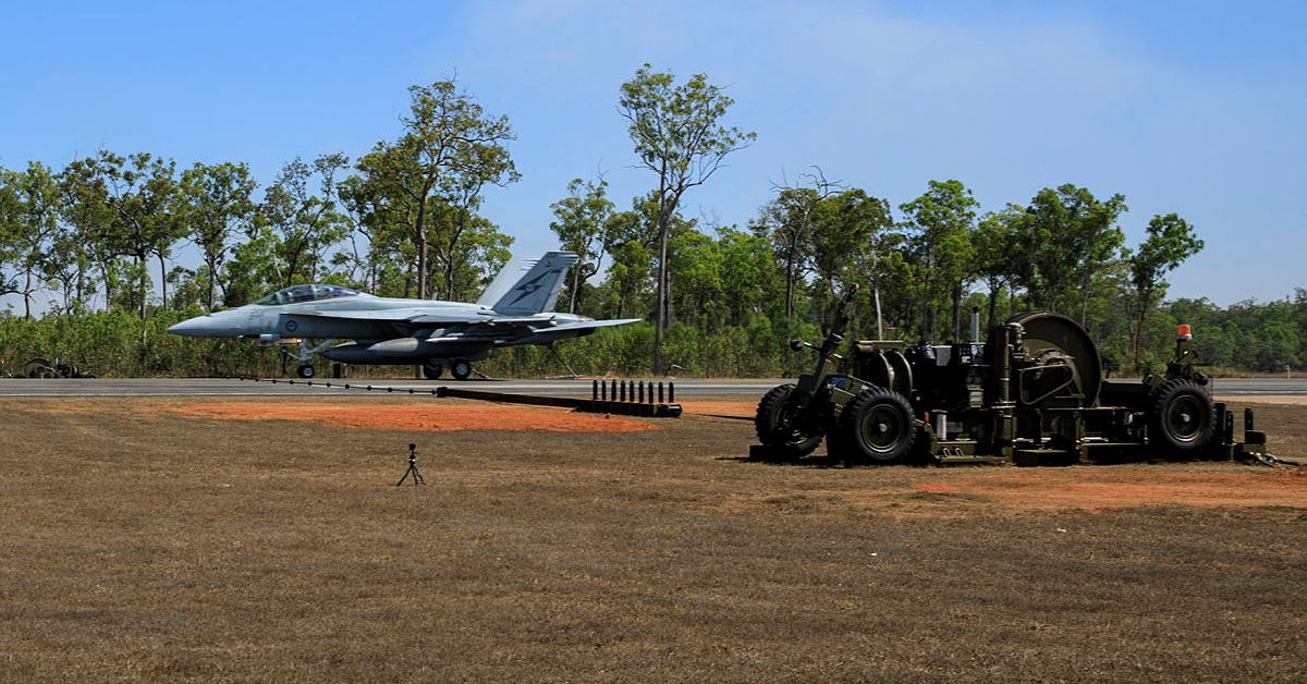 Le Super Hornet de la RAAF effectue un atterrissage arrêté pendant Talisman Saber 21