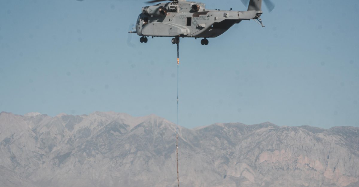 Le CH-53K soulève le MH-60S frappé lors de ses débuts opérationnels