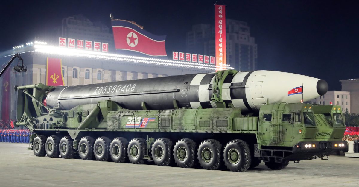 La Corée du Nord de Kim Jong Un dévoile ses ICBM, ses chars et ses VCI lors de son défilé annuel