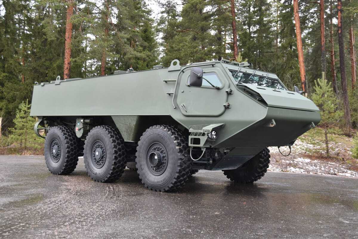 Les premiers véhicules blindés à roues Patria 6 × 6 sont livrés en Lettonie