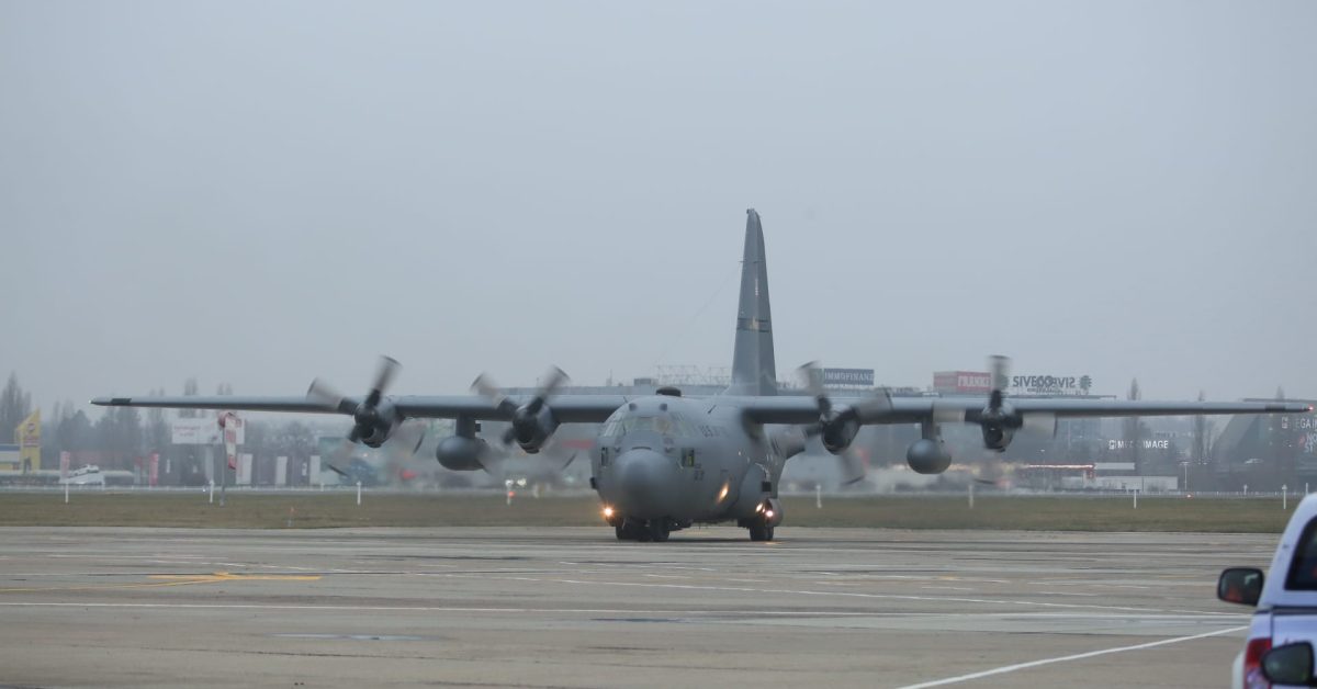 Les États-Unis font don d’un avion de transport militaire C-130 Hercules à l’armée de l’air roumaine