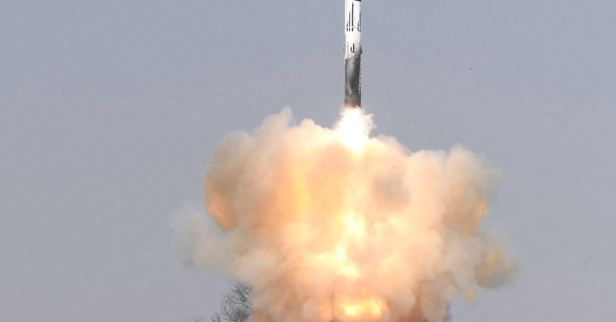 Le missile BrahMos à “capacité améliorée” testé avec succès par l’Inde