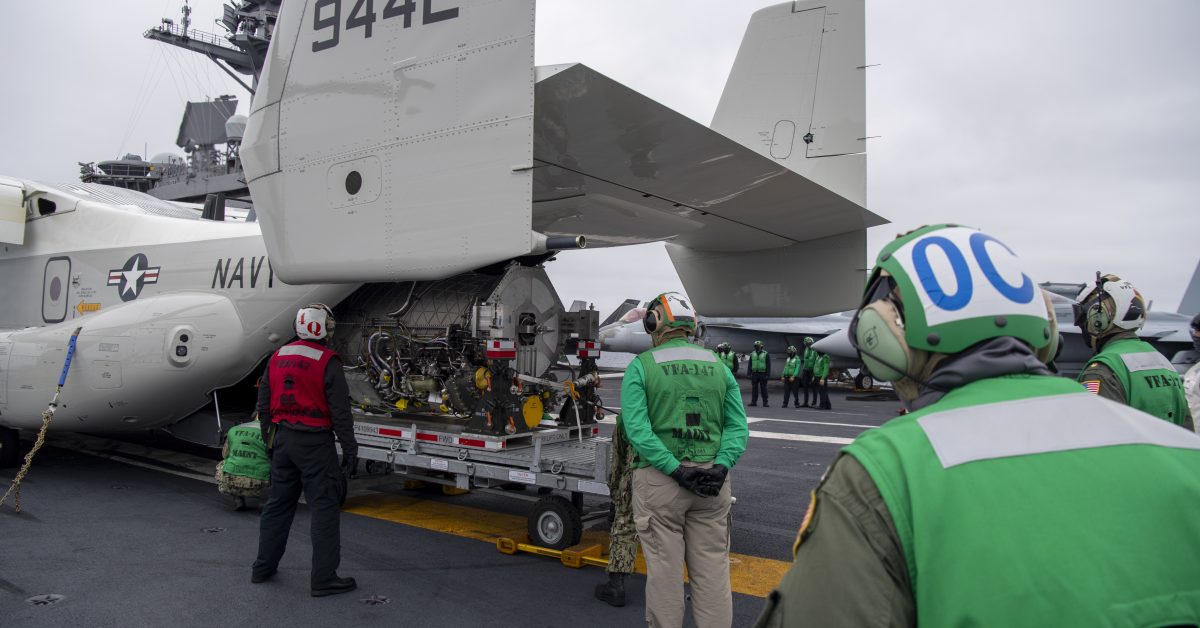 La marine américaine effectue le premier réapprovisionnement en mer du module d’alimentation F-35C