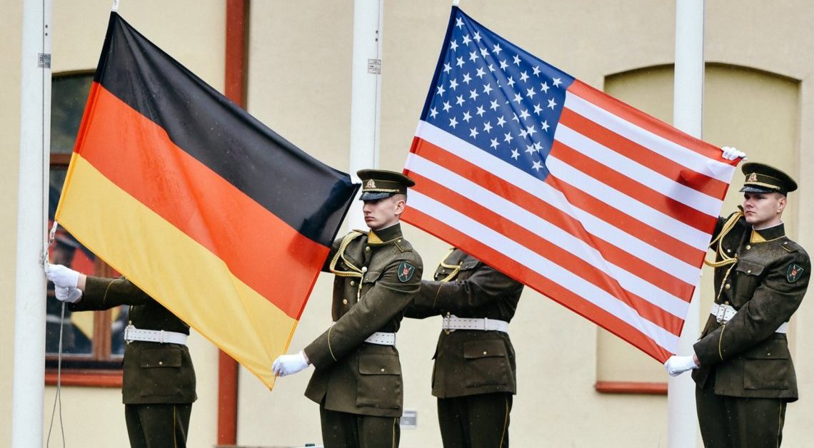 Le passage de la NDAA aligne la confrontation mais crée des dispositions pour garder les troupes américaines en Allemagne