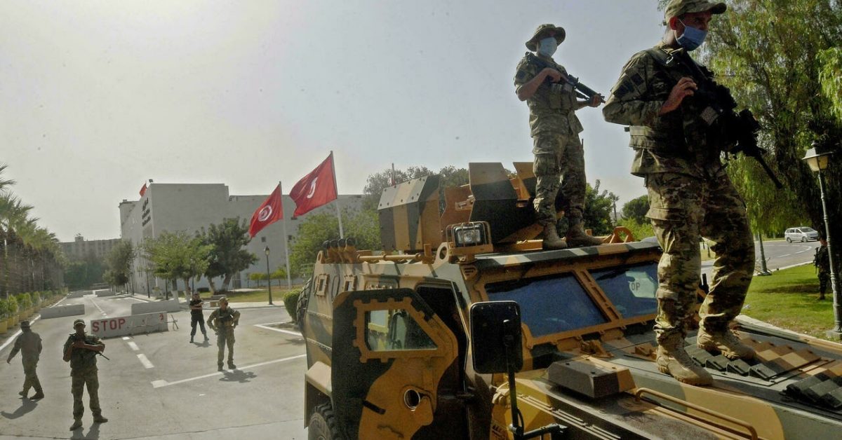 Le président tunisien ordonne aux forces armées de verrouiller le Parlement et limoge le Premier ministre