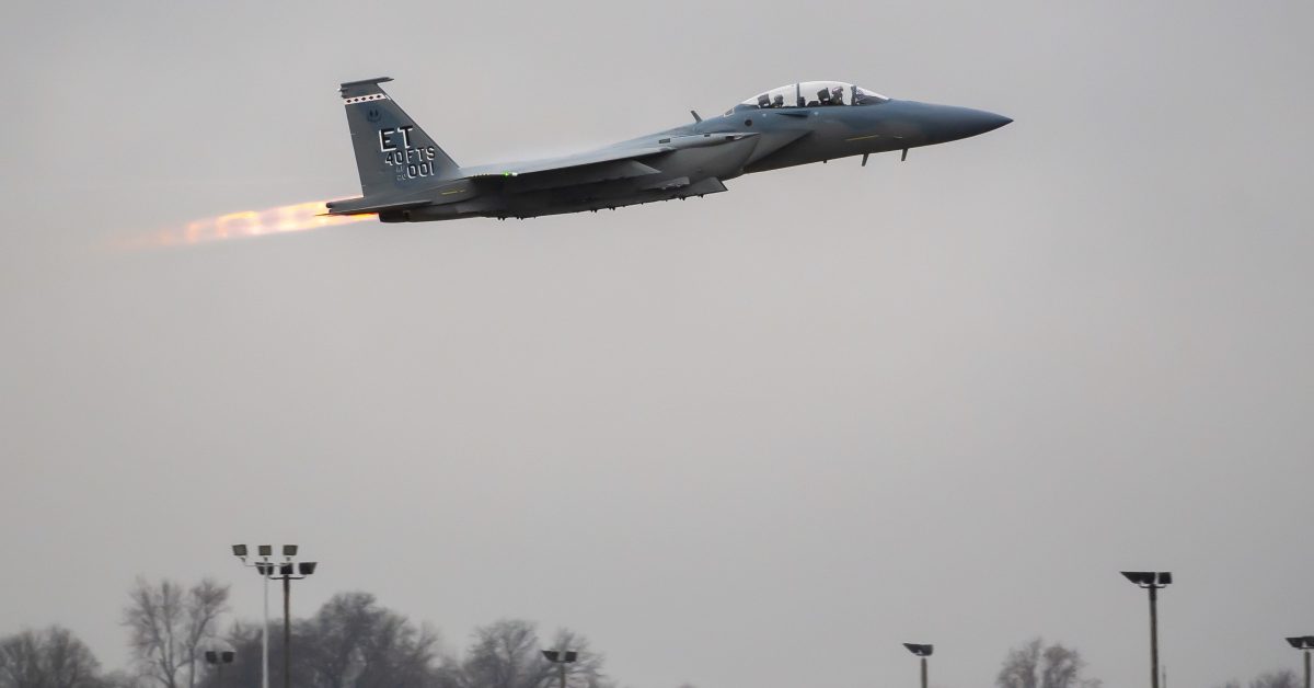Le premier F-15EX de l’US Air Force atterrit à la base aérienne d’Eglin