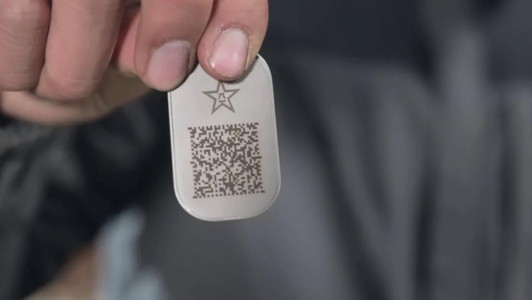 PLA émet le premier lot de plaques d’identité avec codes QR et puces RFID