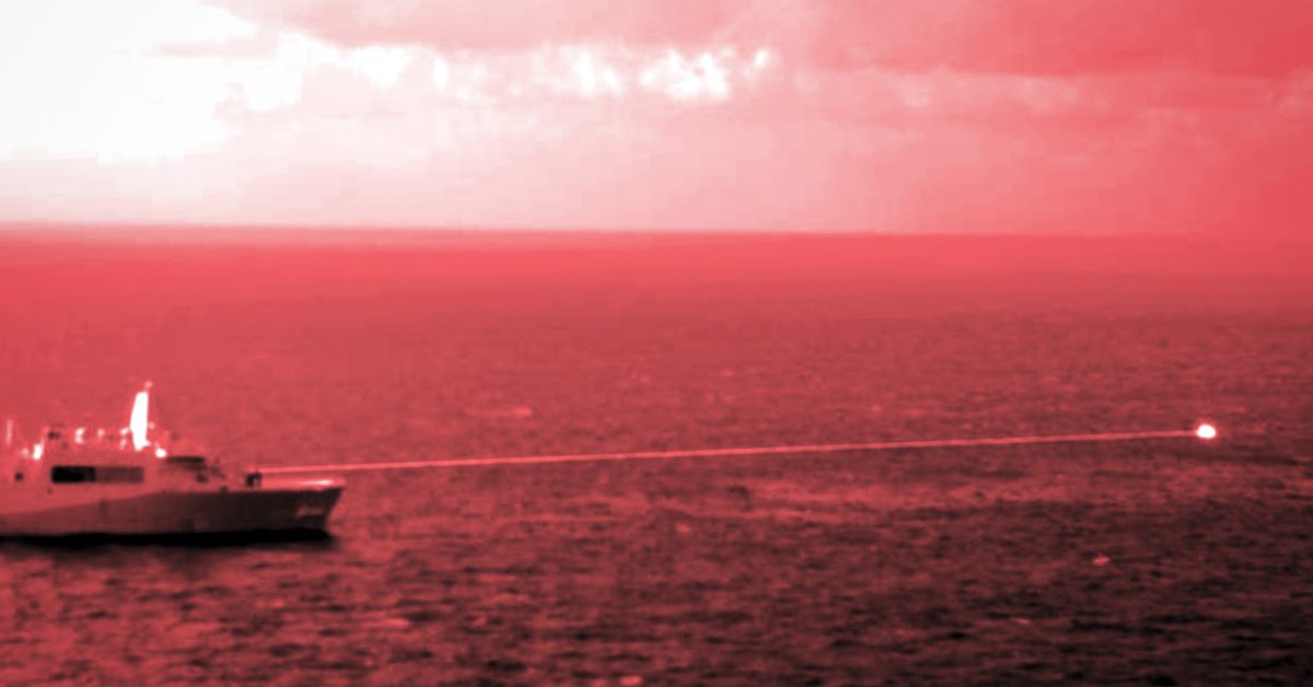 L’USS Portland effectue un test d’arme laser à haute énergie dans le golfe d’Aden