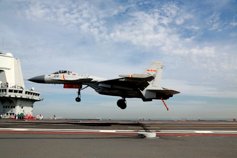Les chasseurs J-15 chinois font leurs débuts en opération aéronavale sur le Shandong