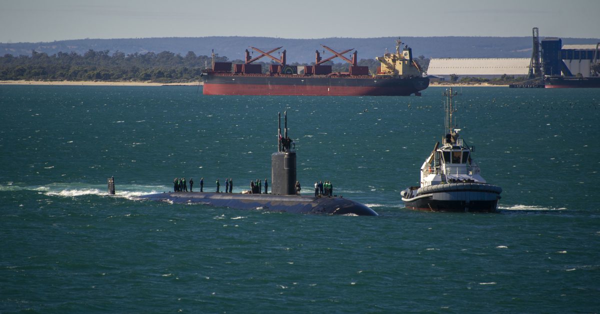 La marine américaine s’entraîne à charger des missiles Tomahawk en Australie