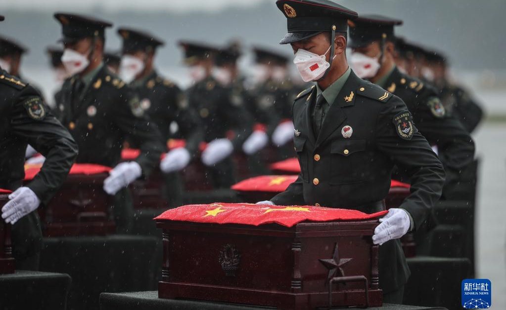 Des restes chinois de la guerre de Corée rapatriés avec une escorte de chasseurs furtifs