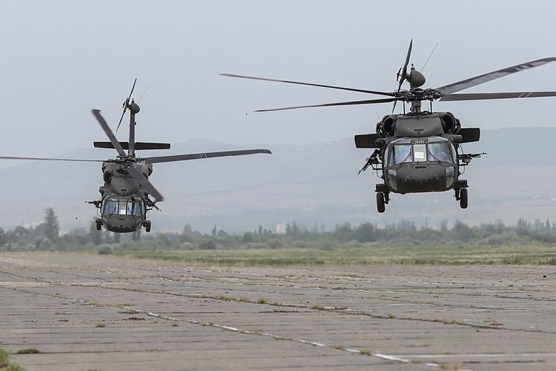 La Lettonie reçoit les deux premiers hélicoptères UH-60M Black Hawk des États-Unis