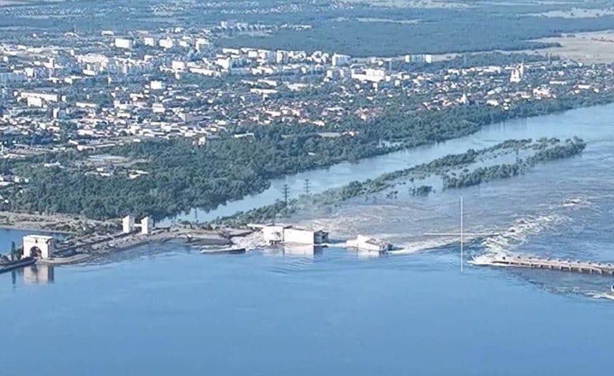 Rapport : Les troupes russes empêchent les civils de quitter les zones inondées par la destruction du barrage de Nova Kakhovka