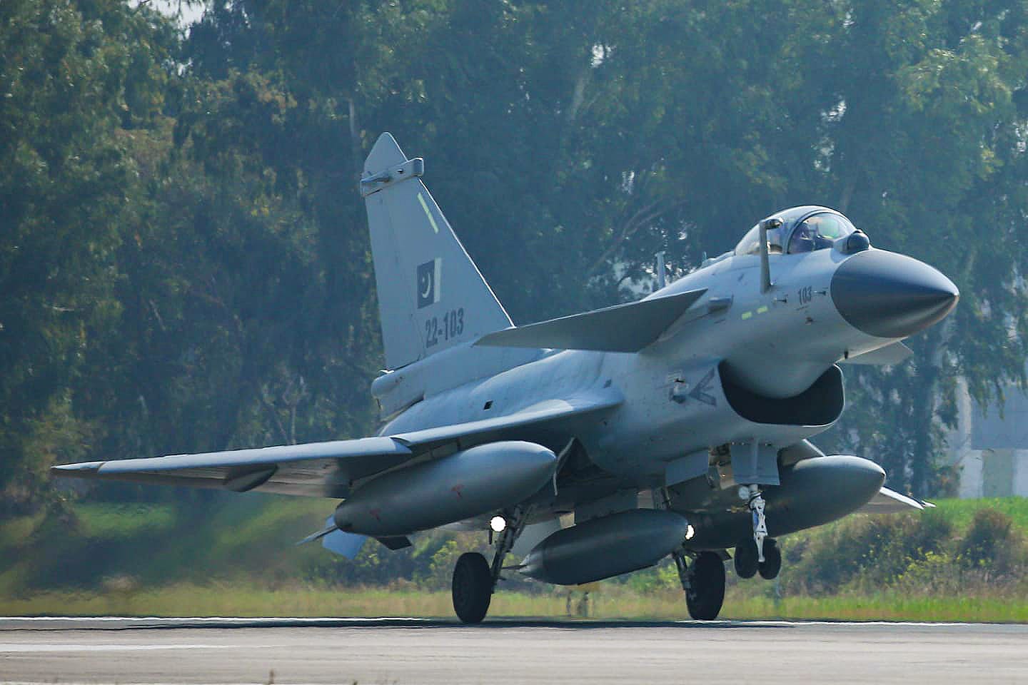 L’armée de l’air pakistanaise reçoit le premier lot d’avions de chasse J-10C