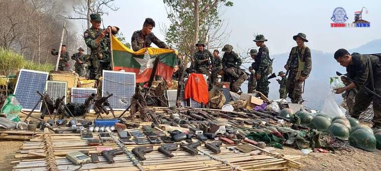 Des groupes rebelles birmans lancent de vastes attaques contre des bases gouvernementales alors que la répression post-coup d’État se poursuit