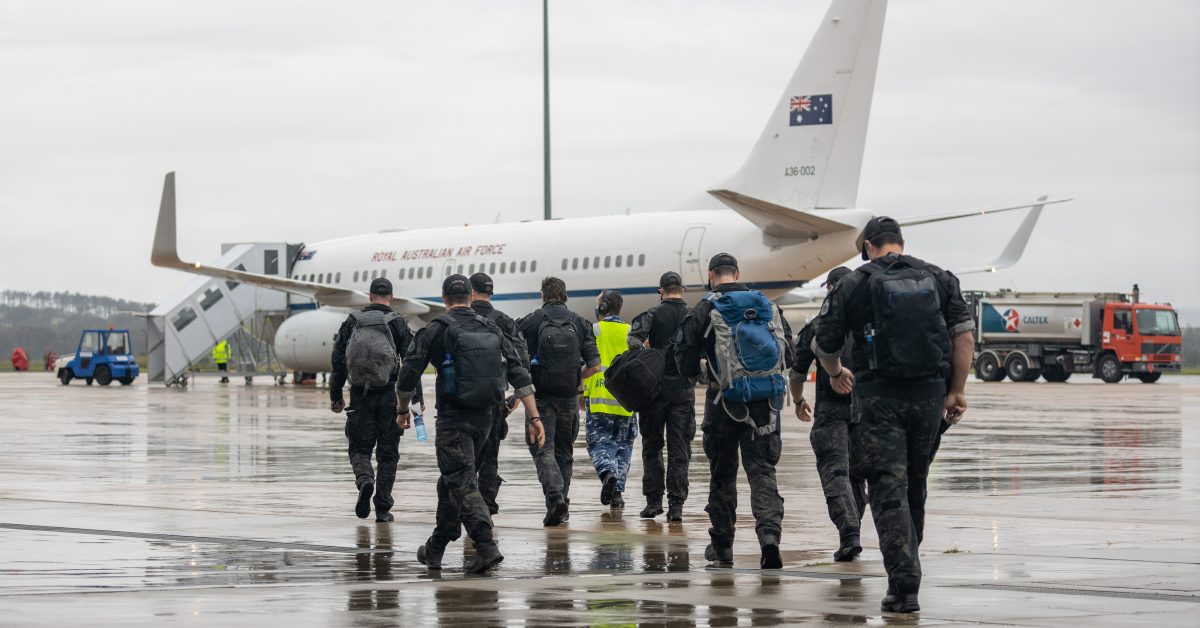 Des troupes, des policiers de PNG et d’Australie débarquent aux Îles Salomon