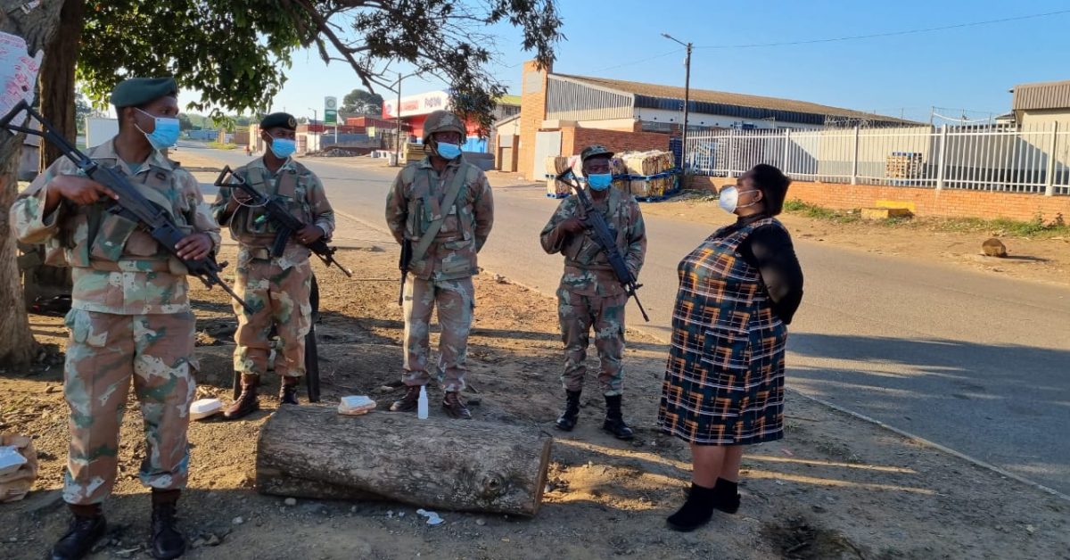 La violence voit l’Afrique du Sud déployer 25 000 soldats après l’incarcération de Zuma