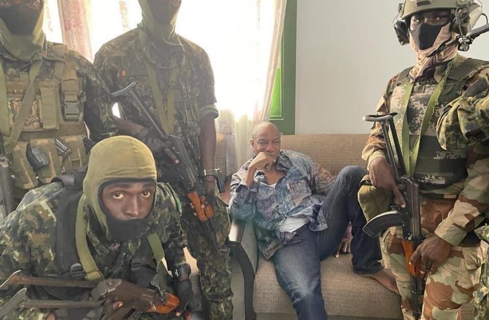 Le commandant des forces spéciales guinéennes prend le pouvoir lors d’un coup d’État militaire