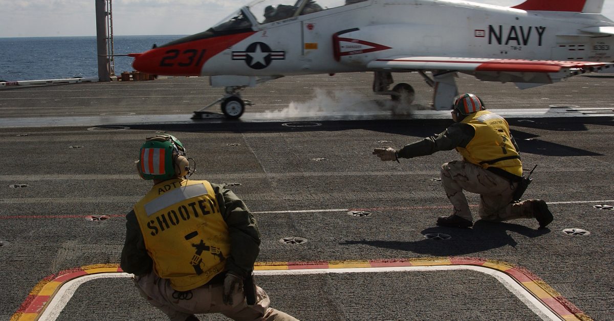 La marine américaine envisage l’achat d'”avions de substitution tactiques”