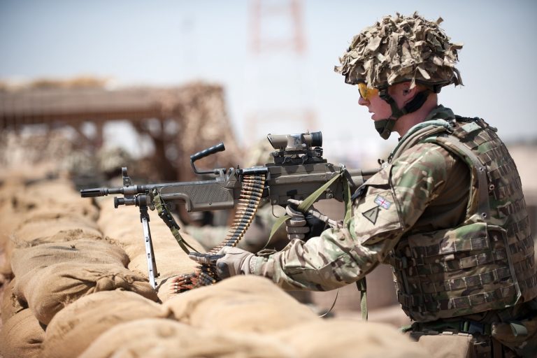 L’armée britannique s’apprête à larguer des mitrailleuses légères