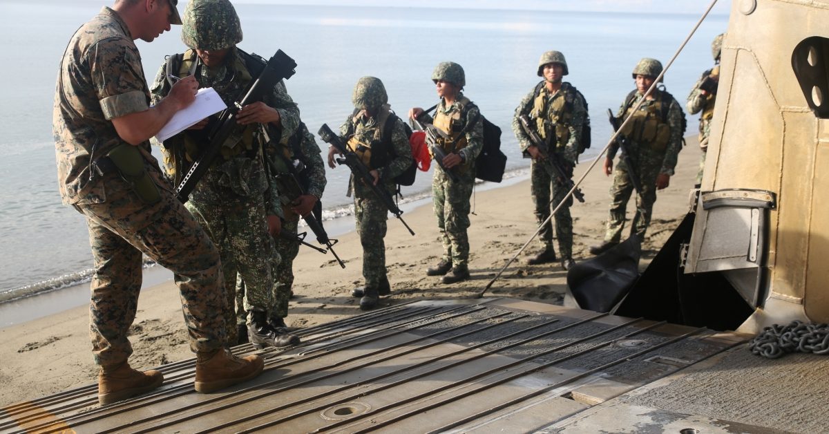 La résiliation de l’accord sur les forces en visite aux Philippines est suspendue “sur instruction du président”