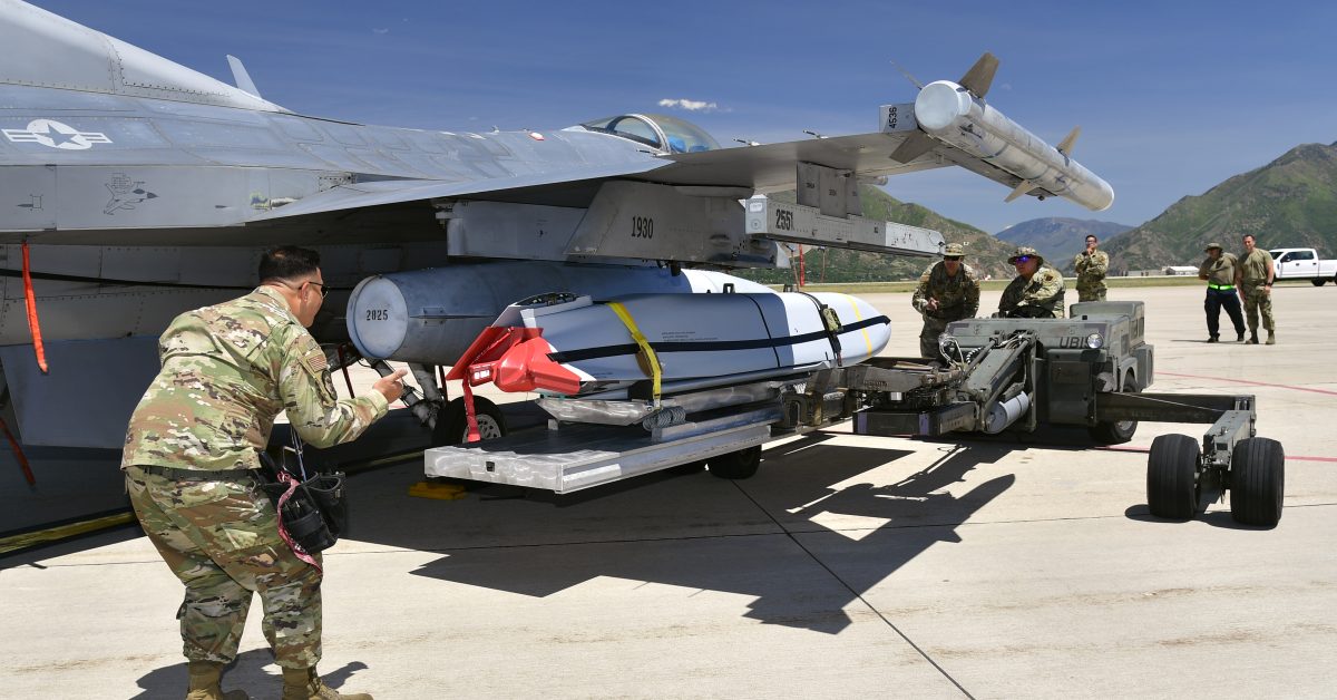 La Garde nationale aérienne effectue le premier lancement d’essai JASSM à partir d’un F-16 “pré-bloc”