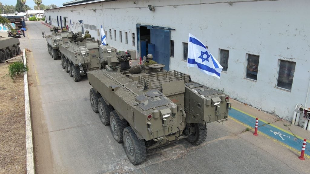 Les Forces de défense israéliennes reçoivent le premier lot de nouveaux véhicules blindés de transport de troupes Eitan