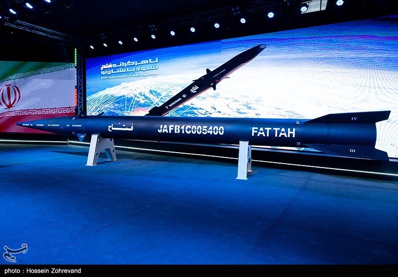 Le Corps des gardiens de la révolution iraniens dévoile le missile balistique hypersonique “FATTAH” d’une portée de 1400 km et d’une vitesse maximale de Mach 15